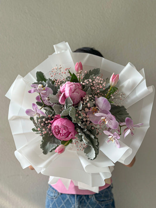Rosa riqueza con orquídeas